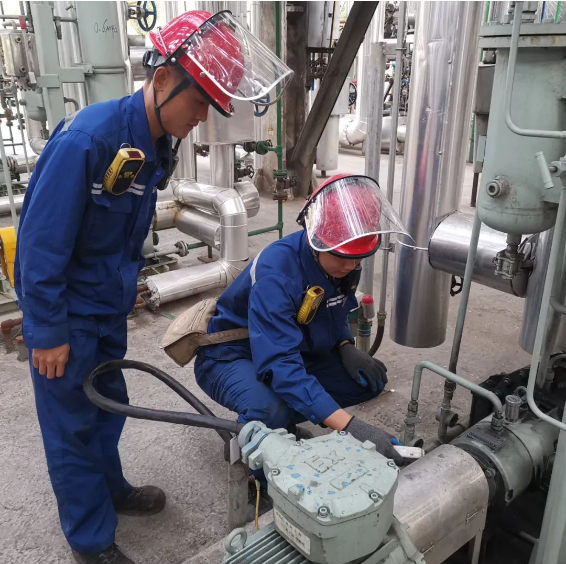 1696639307919242.png 預(yù)處理車(chē)間趙乙林和張文田檢查運(yùn)行機(jī)泵震動(dòng)情況.png