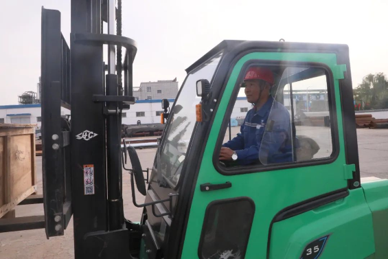 1696639340571491.png 物資采購(gòu)部姜福勝正在進(jìn)行叉車(chē)托舉作業(yè).png