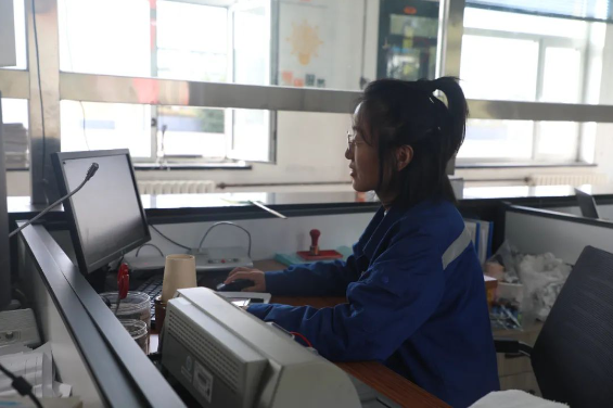 1696639388386424.png 市場(chǎng)營(yíng)銷(xiāo)部劉艷在核對(duì)當(dāng)日銷(xiāo)售數(shù)據(jù).png