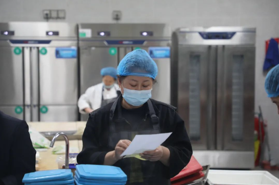 1696639404276518.png 食堂工作人員為一線(xiàn)職工準(zhǔn)備午餐.png